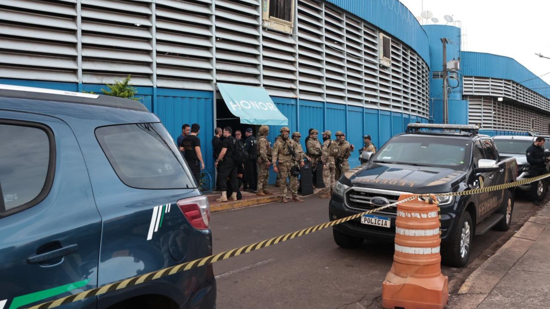 Ofensiva da Polícia Federal interdita quatro lojas da mesma família no Camelódromo