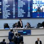 Com bate-boca entre vereadores, Câmara proíbe mulheres trans em banheiros femininos