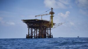 Governo Trump autoriza venda de petróleo russo em meio à disparada dos preços