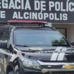 Padrasto é levado para delegacia após agredir enteada com pedaço de madeira