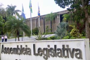 Sessão esvaziada altera pauta e deputados aprovam combate à adultização de menores nas redes