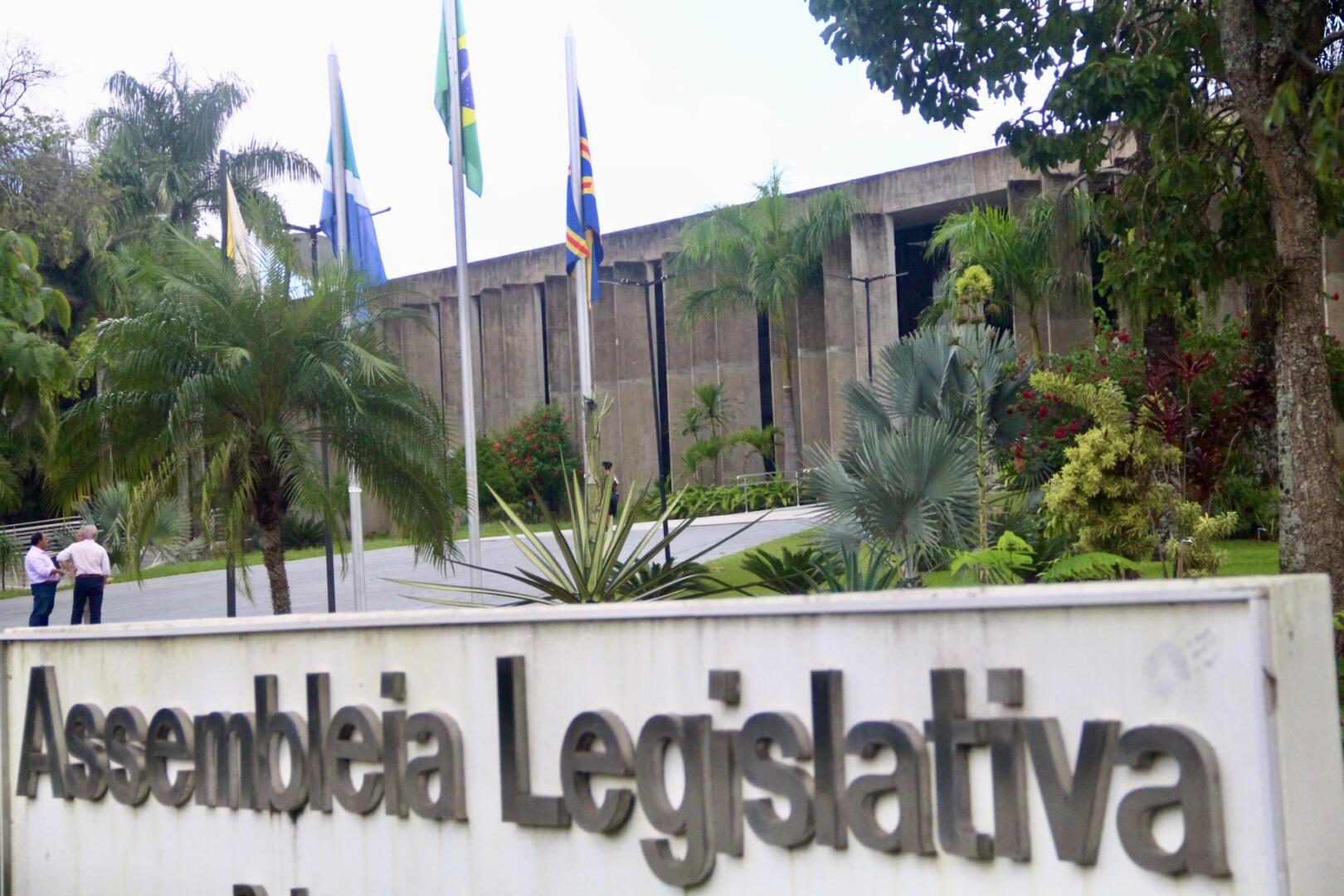 Sessão esvaziada altera pauta e deputados aprovam combate à adultização de menores nas redes
