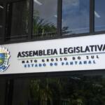 Sessão esvaziada altera pauta e deputados aprovam combate à adultização de menores nas redes