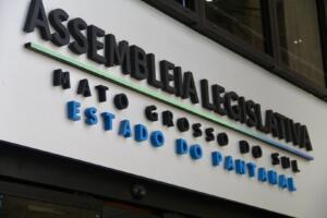 Sessão esvaziada altera pauta e deputados aprovam combate à adultização de menores nas redes