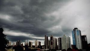 Chuva chega a Campo Grande após derrubar temperatura a 16°C no sul de MS