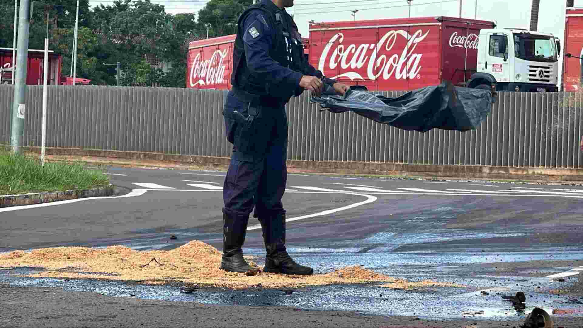 Atenção, motoristas: tombamento de guincho derrama óleo na rotatória da ...