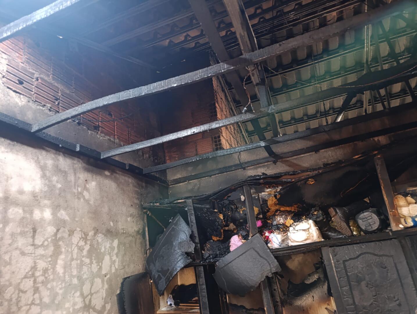 Incêndio em Antônio João: sem bombeiros, PMs controlam fogo em residência