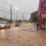 Durante tempestade, motoristas se arriscam em ruas alagadas da Capital