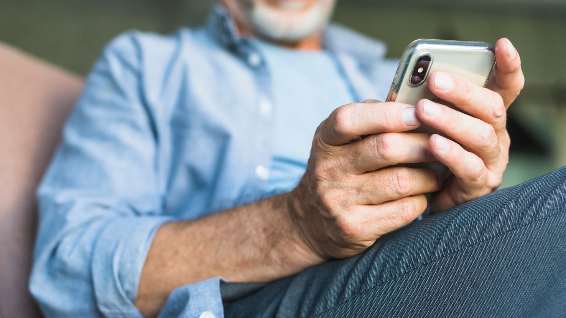 Idoso tem celular clonado após fornecer dados para entrar em grupo ‘evangélico’ no WhatsApp