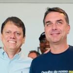 Tarcísio saúda Flávio Bolsonaro na Agrishow: ‘Nosso próximo presidente’, diz