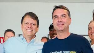 Tarcísio saúda Flávio Bolsonaro na Agrishow: ‘Nosso próximo presidente’, diz