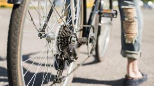 Criança de 10 anos furta bicicletas de academia a mando do padrasto no Tarumã