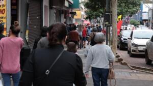 Nem o frio espanta público e comércio fica movimentado para o Dia das Mães em Campo Grande
