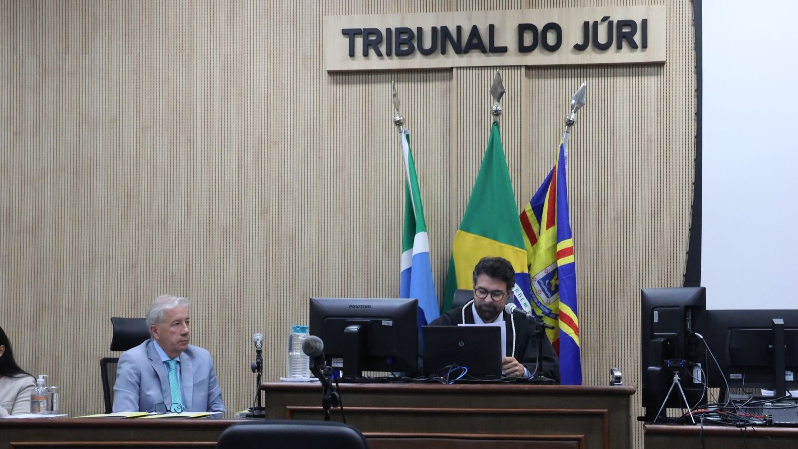 No tribunal, vítima mostra marcas de esfaqueamento em Campo Grande