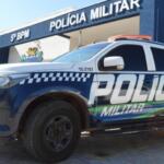 Mesmo com medida protetiva, homem chuta portão, ameaça ex e é preso em Coxim