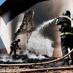 Fogo em paletes mobiliza Corpo de Bombeiros no bairro Nova Lima