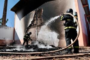 Fogo em paletes mobiliza Corpo de Bombeiros no bairro Nova Lima