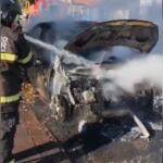 Peugeot 408 pega fogo na rua e fica destruído em Corumbá