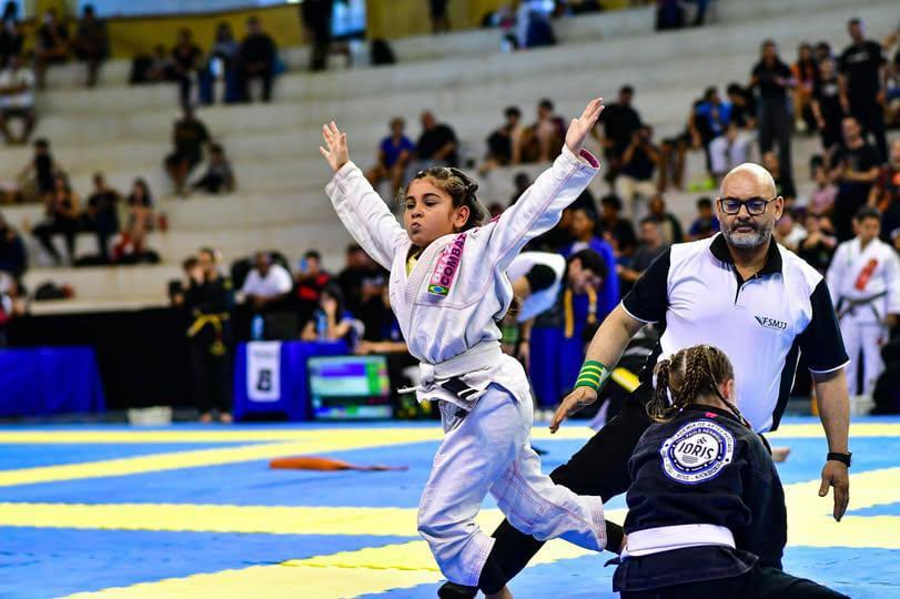 VÍDEO: Dupla protagoniza cena de empatia com "cavalinho" após campeonato de jiu-jitsu em MS e viraliza nas redes VÍDEO: Dupla protagoniza cena de empatia com "cavalinho" após campeonato de jiu-jitsu em MS e viraliza nas redes