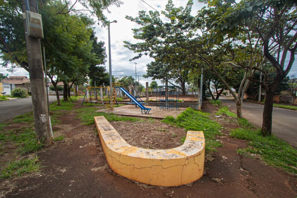 Com mato alto e rachaduras, Praça Vila Saraiva terá reforma por R$ 279 mil