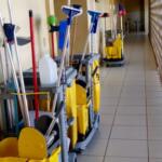 Funcionários paralisam serviço de limpeza em postos de saúde de Campo Grande por atraso em salário