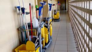 Funcionários paralisam serviço de limpeza em postos de saúde de Campo Grande por atraso em salário