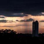 Céu em Campo Grande, capital de Mato Grosso do Sul. (Foto: Henrique Arakaki, Jornal Midiamax)