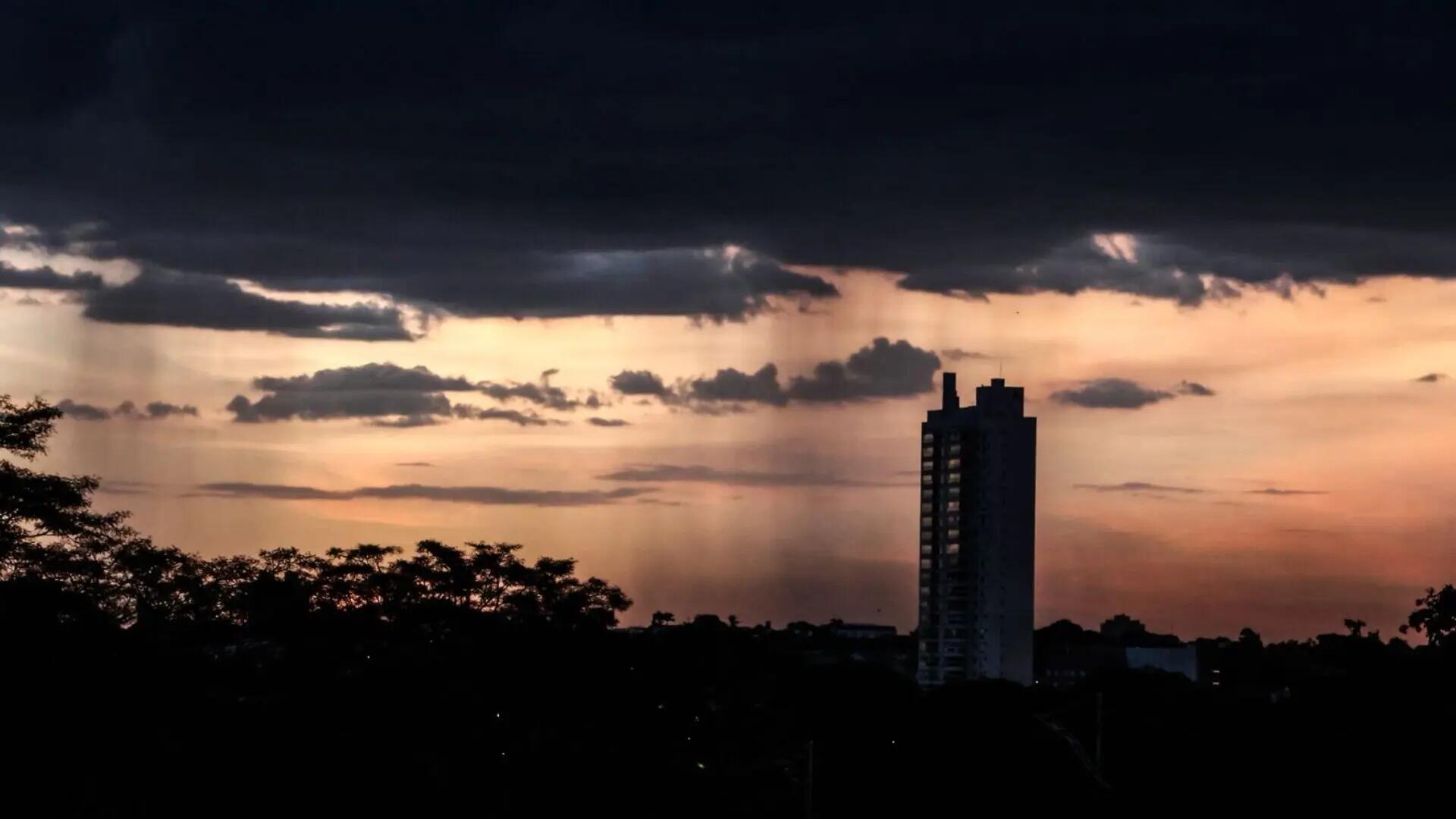 Céu em Campo Grande, capital de Mato Grosso do Sul. (Foto: Henrique Arakaki, Jornal Midiamax)