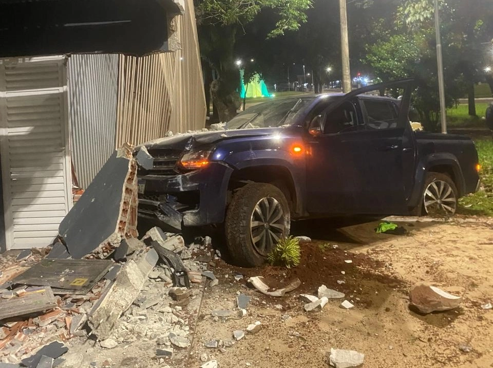Jovem bate caminhonete em estrutura de museu em Nova Andradina
