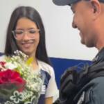 Pai entregando flores para filha em escola de MS