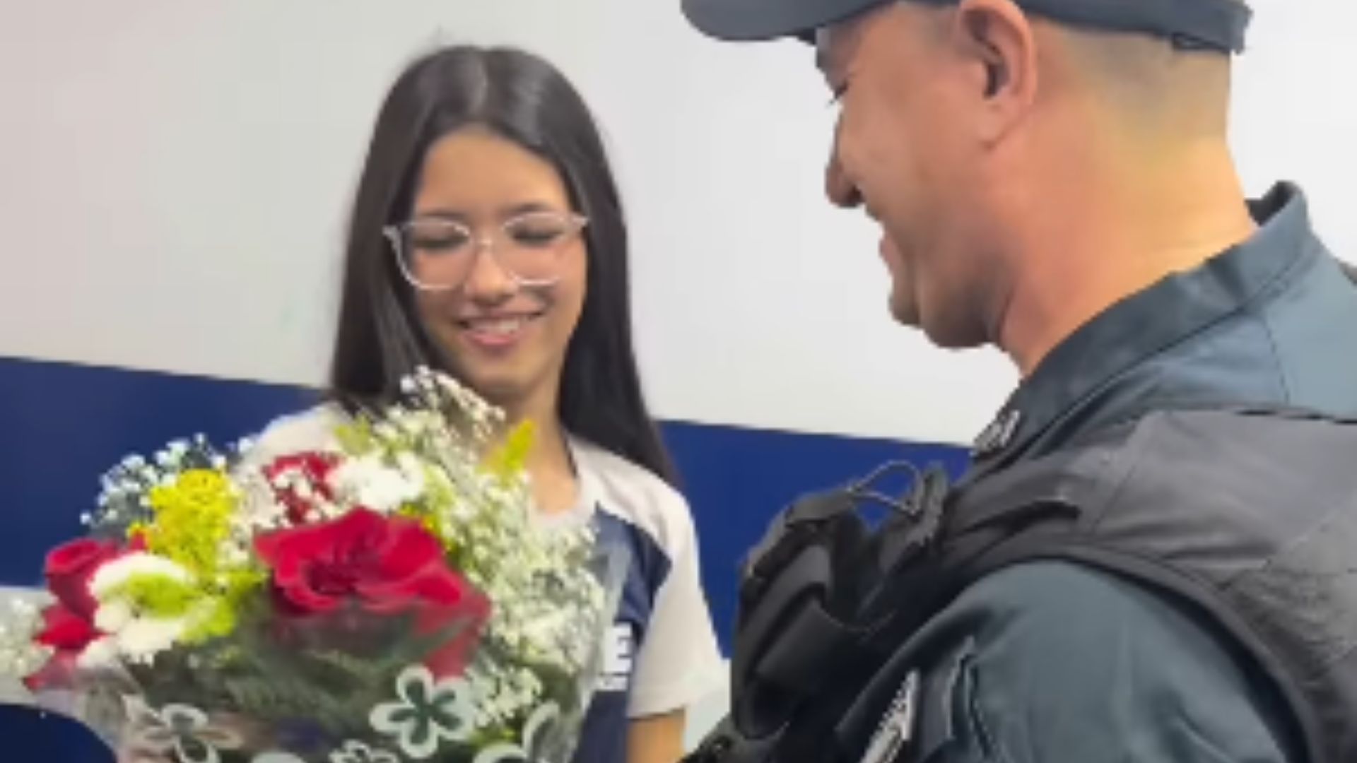 Pai entregando flores para filha em escola de MS