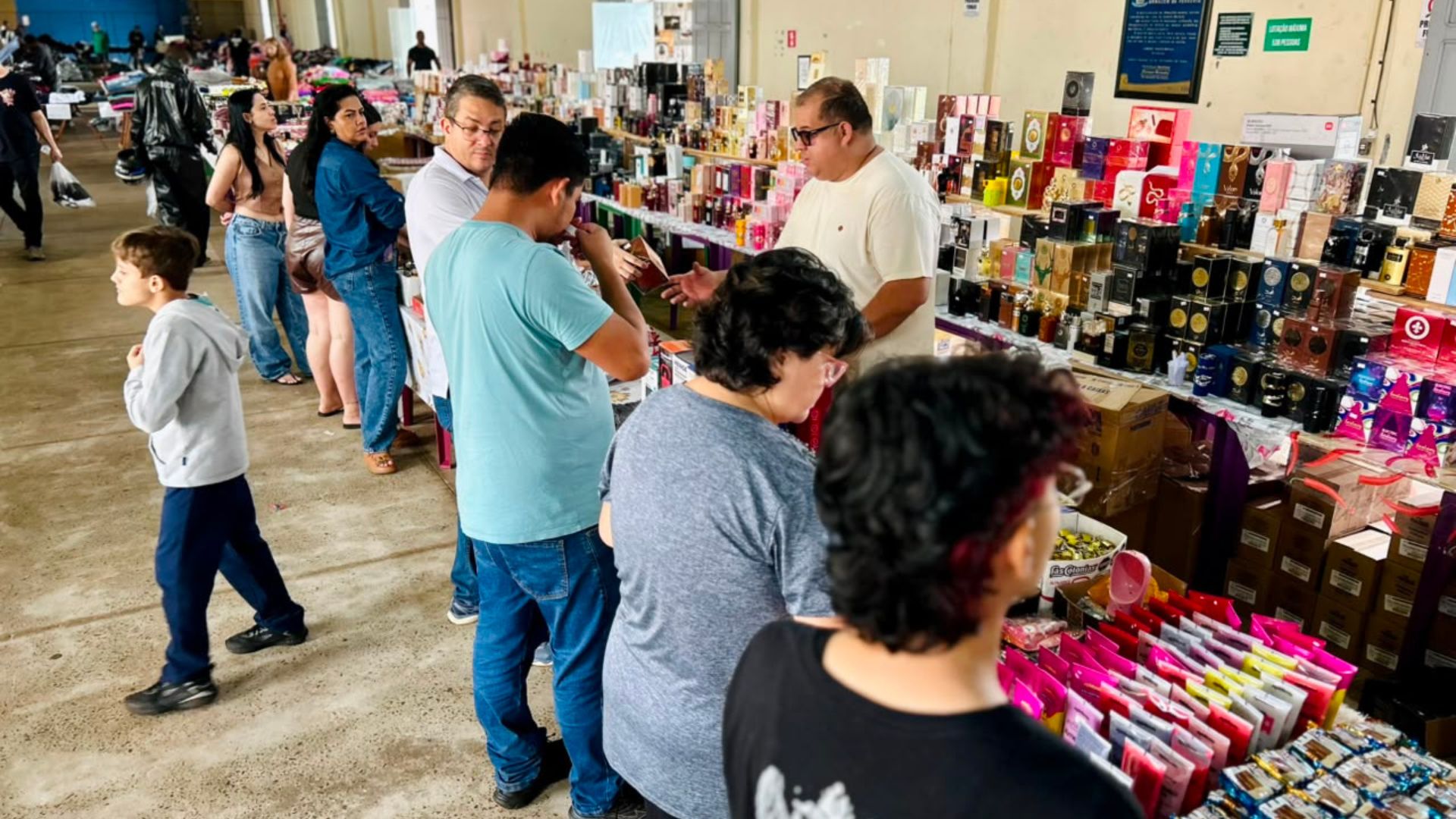 Com itens de R$ 5 a R$ 1,5 mil, bazar tem roupas e perfumes com descontos em Campo Grande