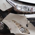 Motorista de Yaris passa direto pelo Pare e atinge Ford Fiesta em cruzamento no Jockey Club