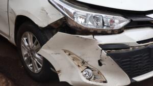 Motorista de Yaris passa direto pelo Pare e atinge Ford Fiesta em cruzamento no Jockey Club