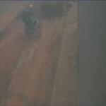 VÍDEO: Motociclista é atingido por motoniveladora ao passar por obra em Aparecida do Taboado