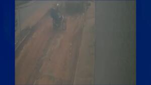 VÍDEO: Motociclista é atingido por motoniveladora ao passar por obra em Aparecida do Taboado