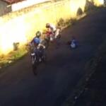 Assaltantes derrubam motociclista para roubar veículo em Campo Grande