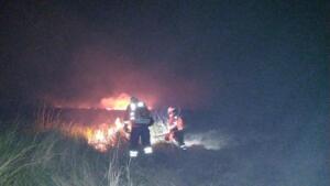 Bombeiros monitoram incêndio na Bolívia que pode voltar a Corumbá com o vento