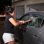 Discussão por suposta traição termina com carro destruído a marretadas em Campo Grande