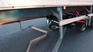 Motociclista e garupa ficam em estado grave após pararem embaixo de carreta no macroanel