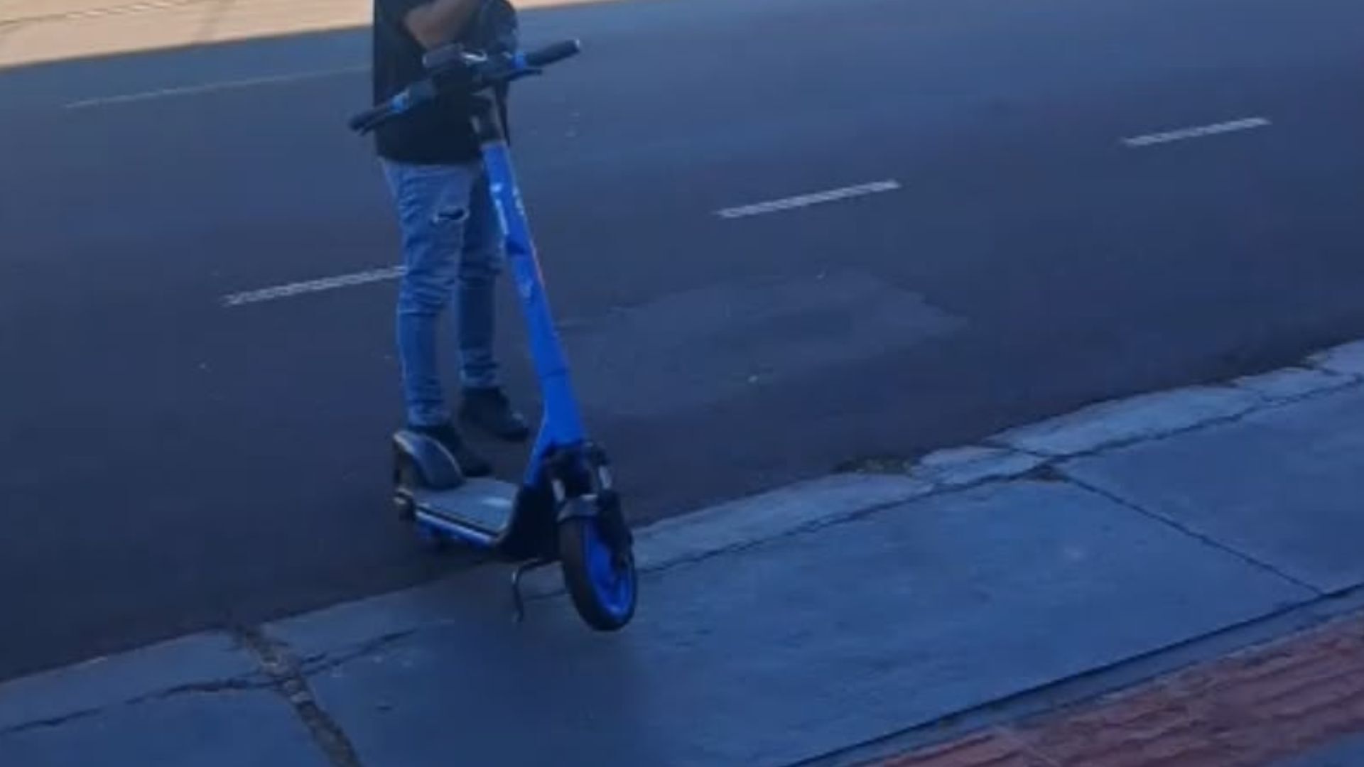 VÍDEO: Homem é flagrado tentando vender patinete elétrico em Campo Grande