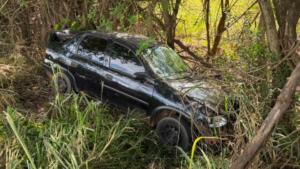 Motorista perde controle da direção durante acidente e cai em ribanceira na MS-134