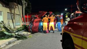 VÍDEO: Motorista de aplicativo bate em coqueiro e tomba carro em Campo Grande