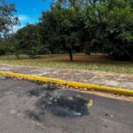 VÍDEO: Moto é encontrada incendiada a 3,8 km de casa onde homem foi executado