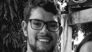 ‘Meu dia perdeu a cor’: irmã lamenta execução de jovem por suposta cobrança de R$ 600 mil