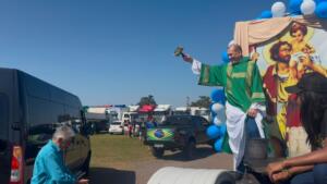 Fé e amor pela estrada: Carreata de São Cristóvão reúne centenas de pessoas na Praça do Papa