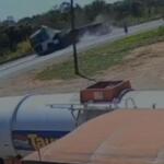 Vídeo mostra momento em que caminhão carregado com 40 toneladas de algodão tomba na BR-163