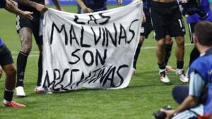 ‘Las Malvinas son argentinas’: Fifa pode punir federação por manifestação política