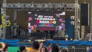 Show da ‘mamacita’, Karol Conká, reúne fãs ansiosos na Parada da Cidadania em Campo Grande