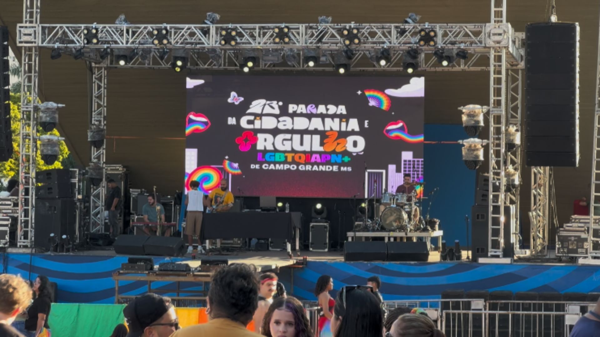Show da ‘mamacita’, Karol Conká reúne fãs ansiosos na Parada da Cidadania em Campo Grande